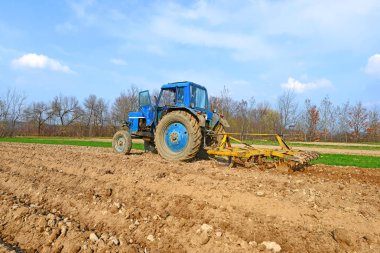 Çiftçi traktör alan işleme 