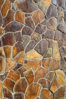 Çatlamış bir taştan bir duvar parçası.