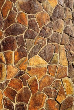 Çatlamış bir taştan bir duvar parçası.