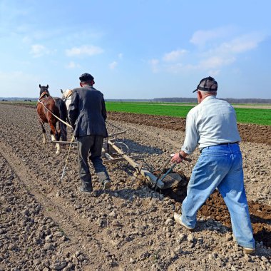 Kalush, Ukrayna 18 Nisan 2013: bir bahar alan tarafından el ile pulluk nadas üzerinde şehrin Kalush, Ukrayna atlı 
