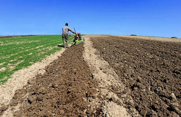 Agricultor Procesa Campo Resorte Motor Bloque — Foto de Stock