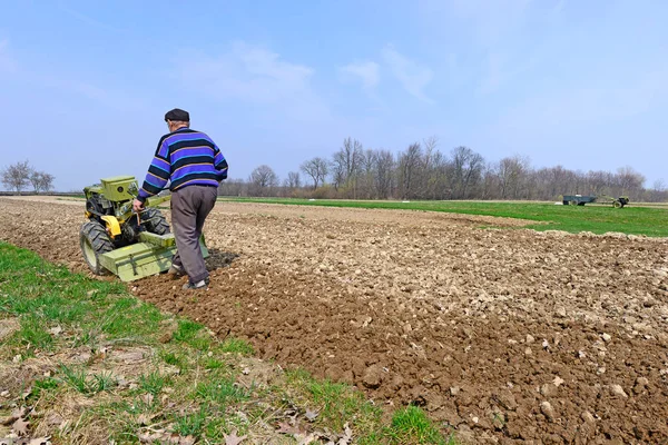 Agricultor Processa Campo Primavera Bloco Motor — Fotografia de Stock