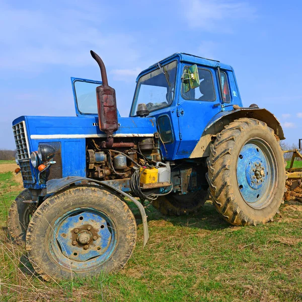 Farmář Traktoru Zpracovává Pole — Stock fotografie