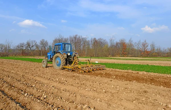 Agricultor Campo Asas Tractor —  Fotos de Stock