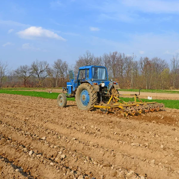 Agricultor Campo Asas Tractor —  Fotos de Stock