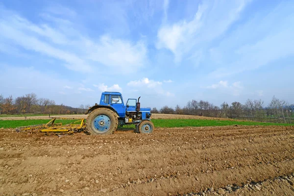 Agriculteur Sur Champ Poignées Tracteur — Photo