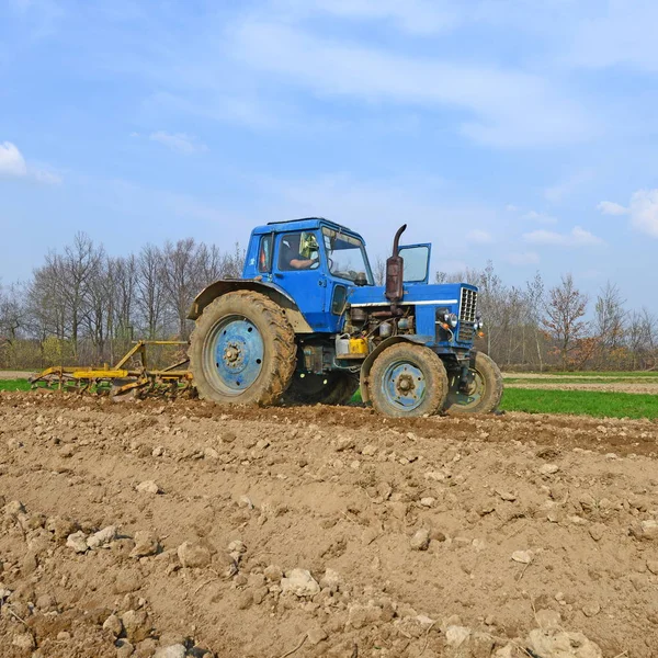 Çiftçi Traktör Alan Işleme — Stok fotoğraf