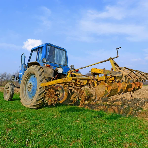 Traktor Mezőgazdasági Termelő Kezeli Mező — Stock Fotó