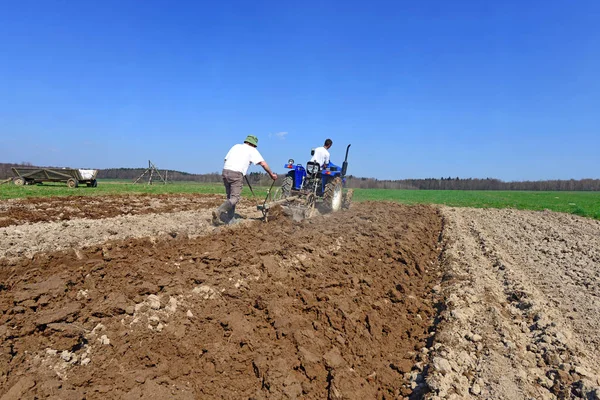 Kalush Ucrânia Abril 2013 Fallowing Spring Field Manual Plow Mechanical — Fotografia de Stock