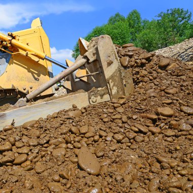 Koruyucu bir baraj inşaatı üzerine buldozer