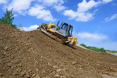 Koruyucu bir baraj inşaatı üzerine buldozer