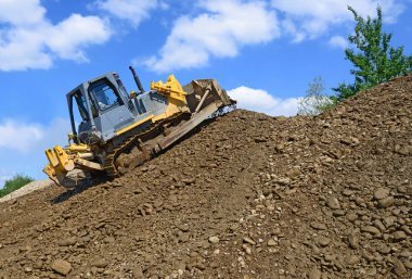 Koruyucu bir baraj inşaatı üzerine buldozer