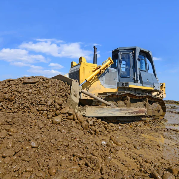 Bulldozer Construction Protective Dam — Stockfoto