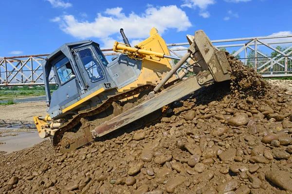 Bulldozer Voor Bouw Van Een Beschermende Dam — Stockfoto