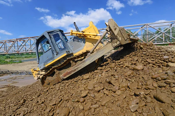 Bulldozer Sobre Construção Uma Barragem Protetora — Fotografia de Stock