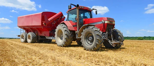 Remorque Tracteur Avec Réservoir Grain Travaillant Sur Champ Blé — Photo