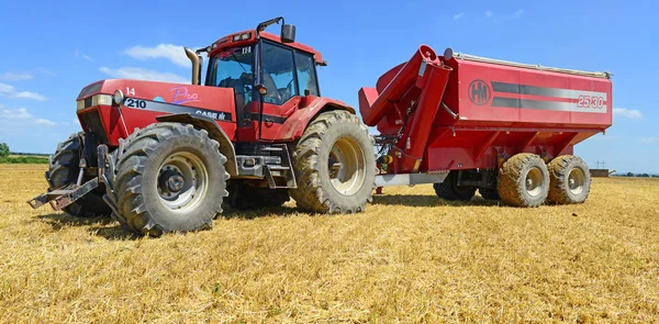 Traktoranhänger Mit Getreidetank Arbeitet Auf Einem Weizenfeld — Stockfoto