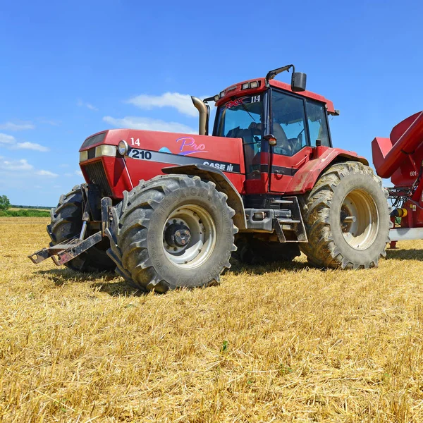 Remorque Tracteur Avec Réservoir Grain Travaillant Sur Champ Blé — Photo