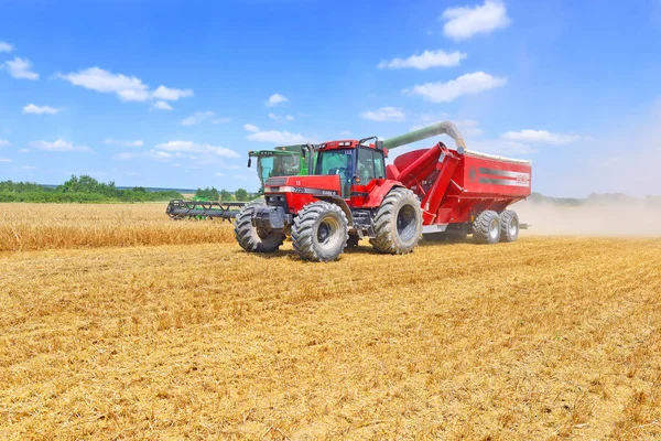 Overloading Grain Harvester Grain Tank Tractor Trailer — Stock Photo, Image