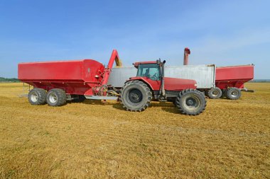 Tahıl hasat traktör römork tahıl tankına aşırı yükleme.