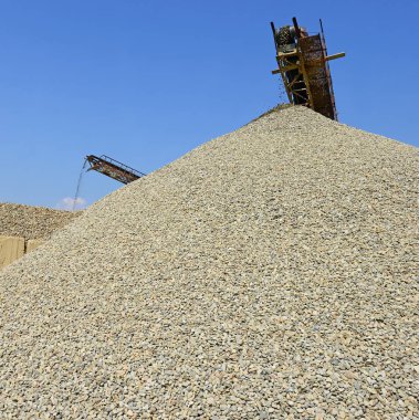 Yıkanmış nehir çakıl yığını