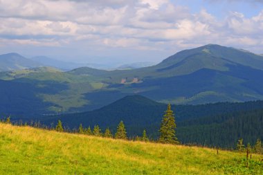 Dağları ve mavi gökyüzü olan güzel bir manzara.