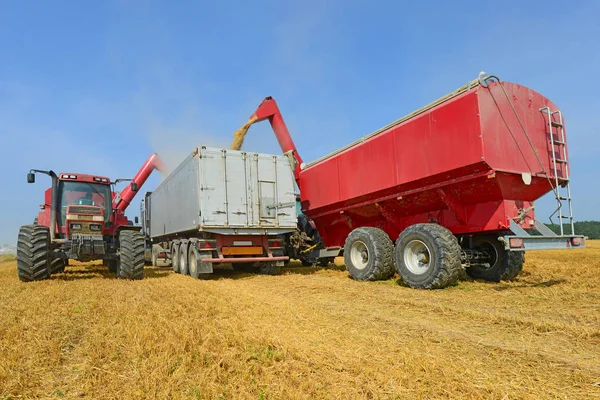 Overloading Grain Harvester Grain Tank Tractor Trailer — Stock Photo, Image