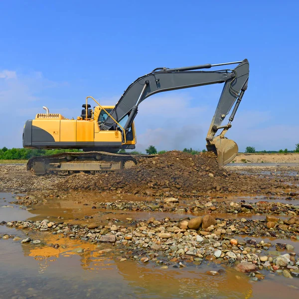 河流主流出土砾石的开采和装载 — 图库照片