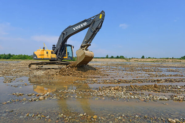 Калуш, Украина - 22 июля 2013 г.: Гравий, раскопанный в основном течении реки возле города Калуш, Западная Украина
 .