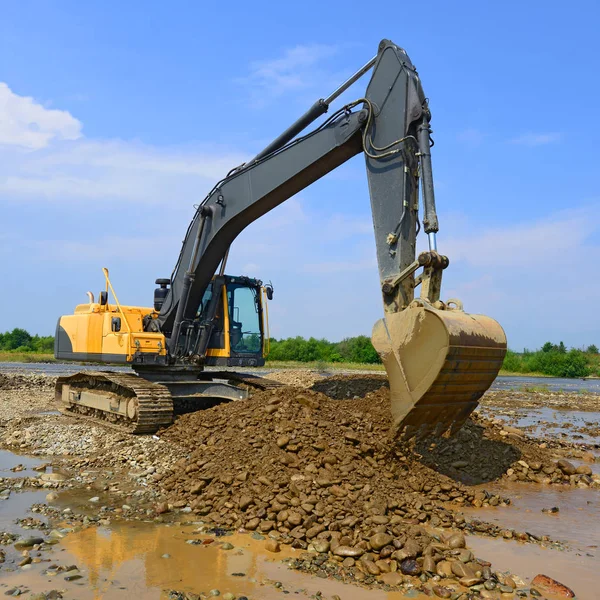 Extracting and loading gravel excavated in the mainstream of the river