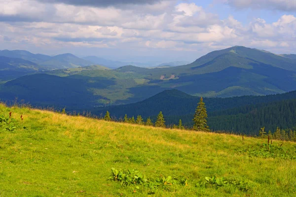 Красивый Пейзаж Горами Голубым Небом — стоковое фото