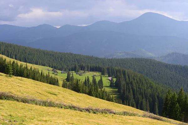 Schöne Landschaft Mit Bergen Und Blauem Himmel — Stockfoto