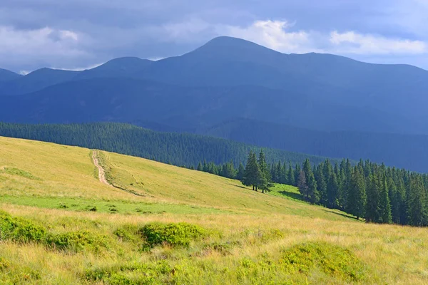 Krásná Krajina Horami Modrá Obloha — Stock fotografie