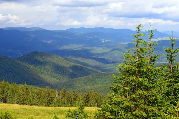 Piękny Krajobraz Górami Błękitnym Niebem — Zdjęcie stockowe