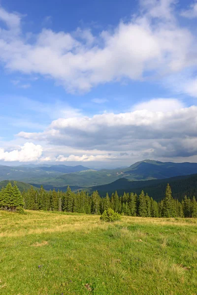 Krásná Krajina Horami Modrá Obloha — Stock fotografie