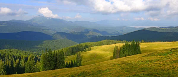 Schöne Landschaft Mit Bergen Und Blauem Himmel — Stockfoto