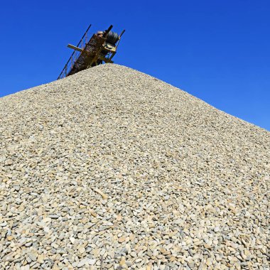 Taş ocağında çakıl taşı yığını