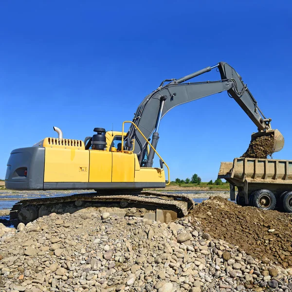 Extraction Chargement Gravier Excavé Dans Courant Dominant Rivière — Photo