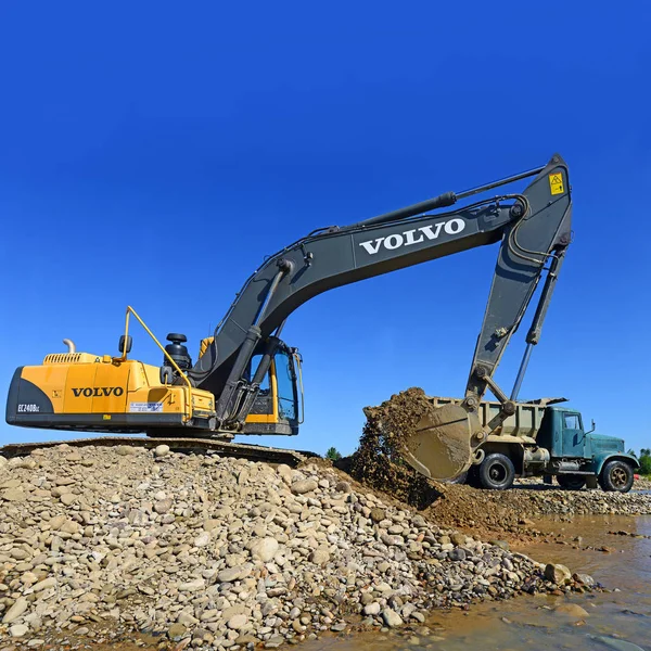 乌克兰卡鲁什 2013年7月22日 在乌克兰西部卡鲁什镇附近的河流主流挖掘的砾石 — 图库照片