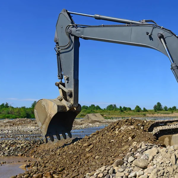 抽出し 川の主流で発掘された砂利の読み込み — ストック写真
