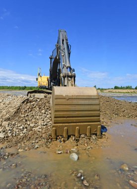 Kazıcı inşaat alanında çalışıyor. 
