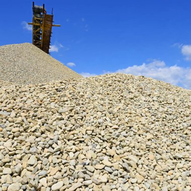 Taş ocağında çakıl taşı yığınları