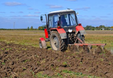 Traktör tarlayı sürüyor.