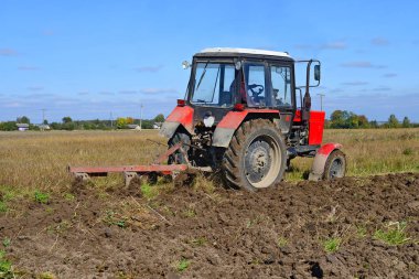 Traktör tarlayı sürüyor.