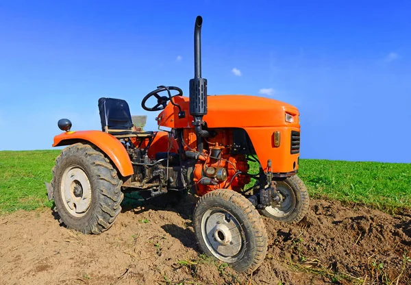 Orange Tractor Field — Stockfoto