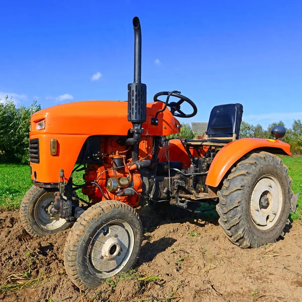 Orange Tractor Field — Stock fotografie