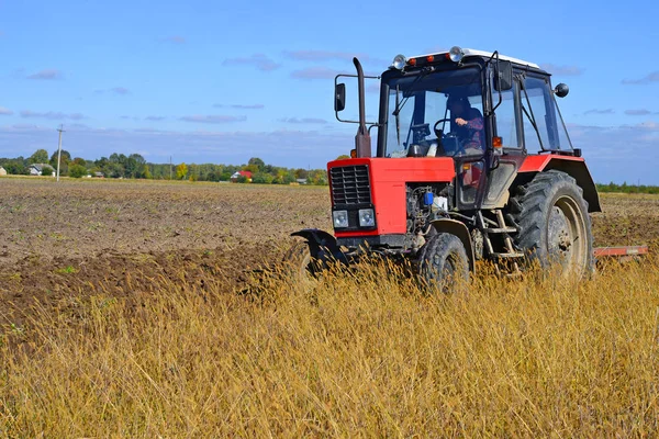 Agriculteur Sur Champ Poignées Tracteur — Photo