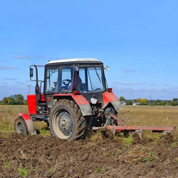 Trekker Ploegen Het Veld — Stockfoto