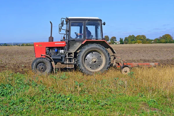 Bonde Traktor Hanterar Fält — Stockfoto