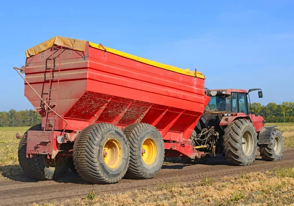 Трактор Прицепом Транспортировки Зерна Сбора Кукурузы — стоковое фото
